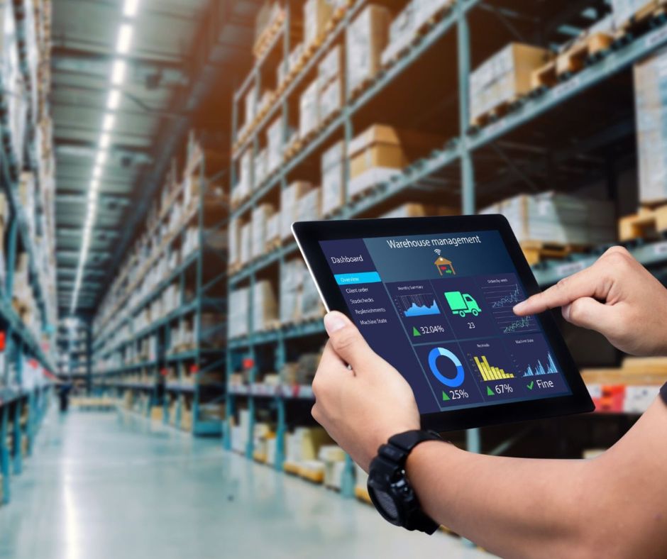 Micrologistica per e-commerce in business center con magazzino organizzato e pick & pack